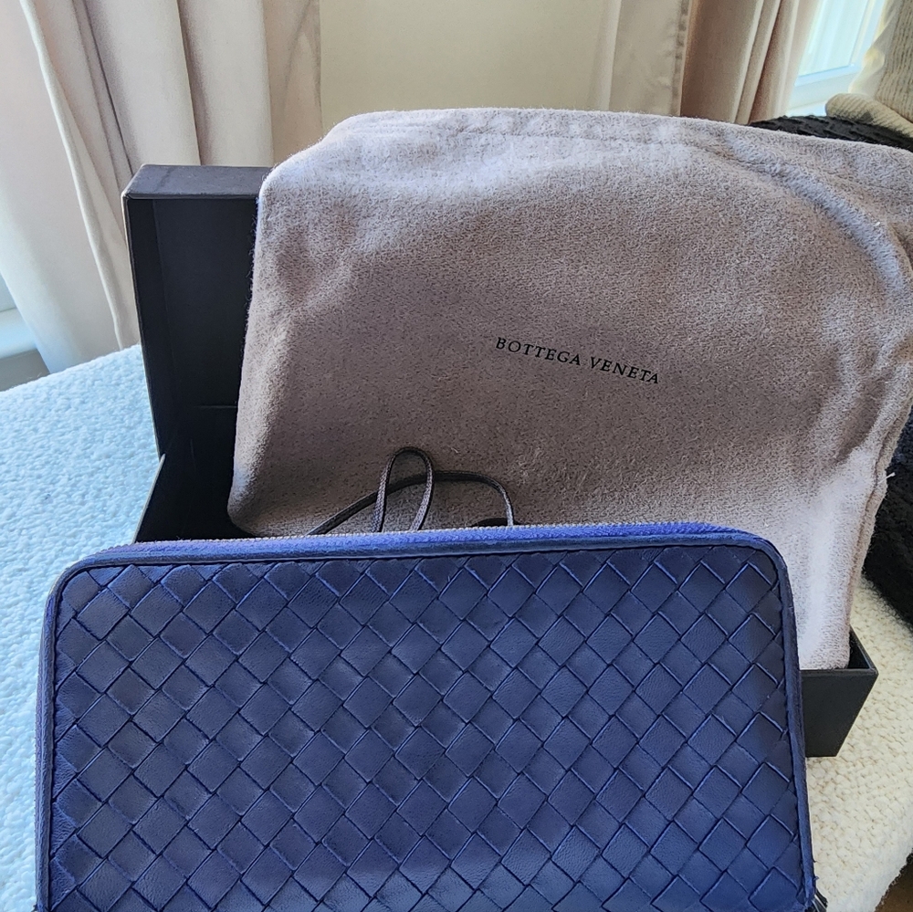 Bottega Veneta Leather Wallet in Deep Blue - Authencity Cert
